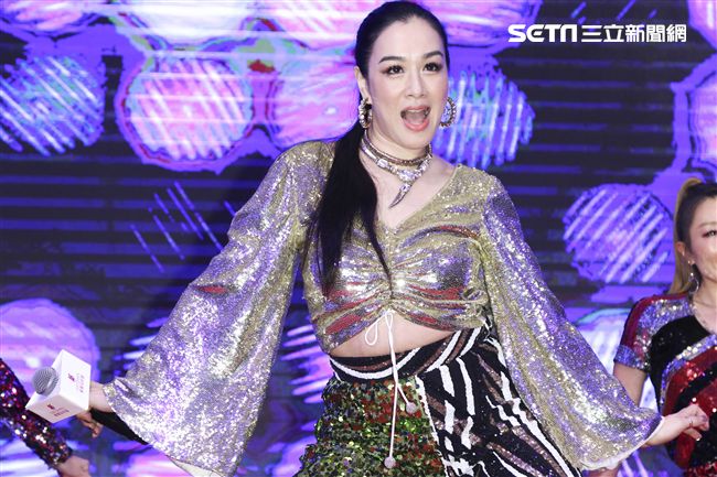 「羅麗芬控股」上市紀念慶典藝人鍾麗緹歌舞獻藝。（記者林士傑/攝影）