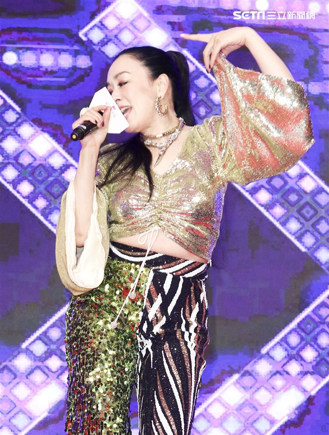 「羅麗芬控股」上市紀念慶典藝人鍾麗緹歌舞獻藝。（記者林士傑/攝影）