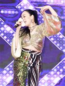 「羅麗芬控股」上市紀念慶典藝人鍾麗緹歌舞獻藝。（記者林士傑/攝影）