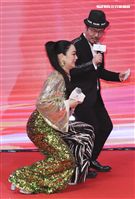 「羅麗芬控股」上市紀念慶典藝人鍾麗緹及主持人黃國倫。（記者林士傑/攝影）