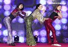 「羅麗芬控股」上市紀念慶典藝人鍾麗緹歌舞獻藝。（記者林士傑/攝影）