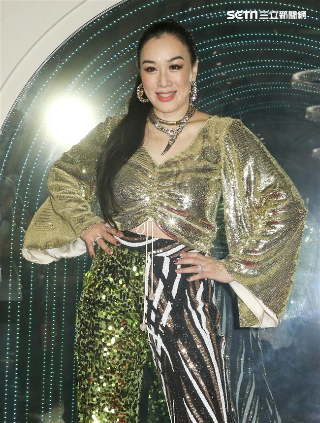 「羅麗芬控股」上市紀念慶典藝人鍾麗緹歌舞獻藝。（記者林士傑/攝影）