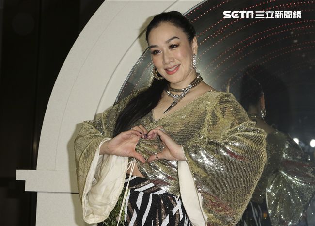 「羅麗芬控股」上市紀念慶典藝人鍾麗緹歌舞獻藝。（記者林士傑/攝影）