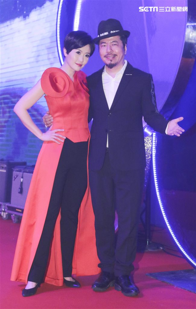 「羅麗芬控股」上市紀念慶典主持人寇乃馨、黃國倫。（記者林士傑/攝影）
