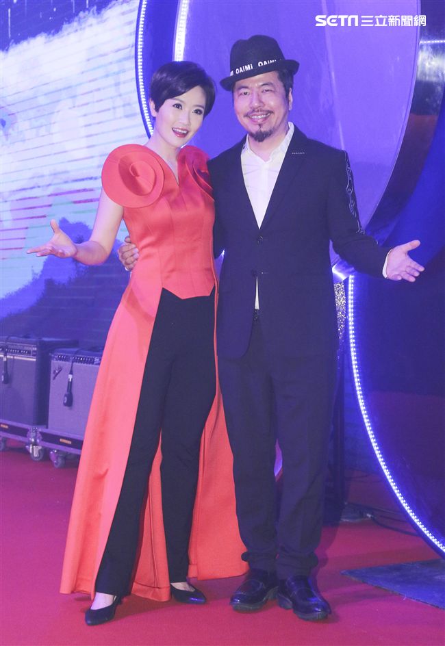 「羅麗芬控股」上市紀念慶典主持人寇乃馨、黃國倫。（記者林士傑/攝影）