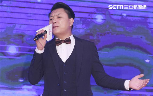 「羅麗芬控股」上市紀念慶典表演藝人張心傑。（記者林士傑/攝影）
