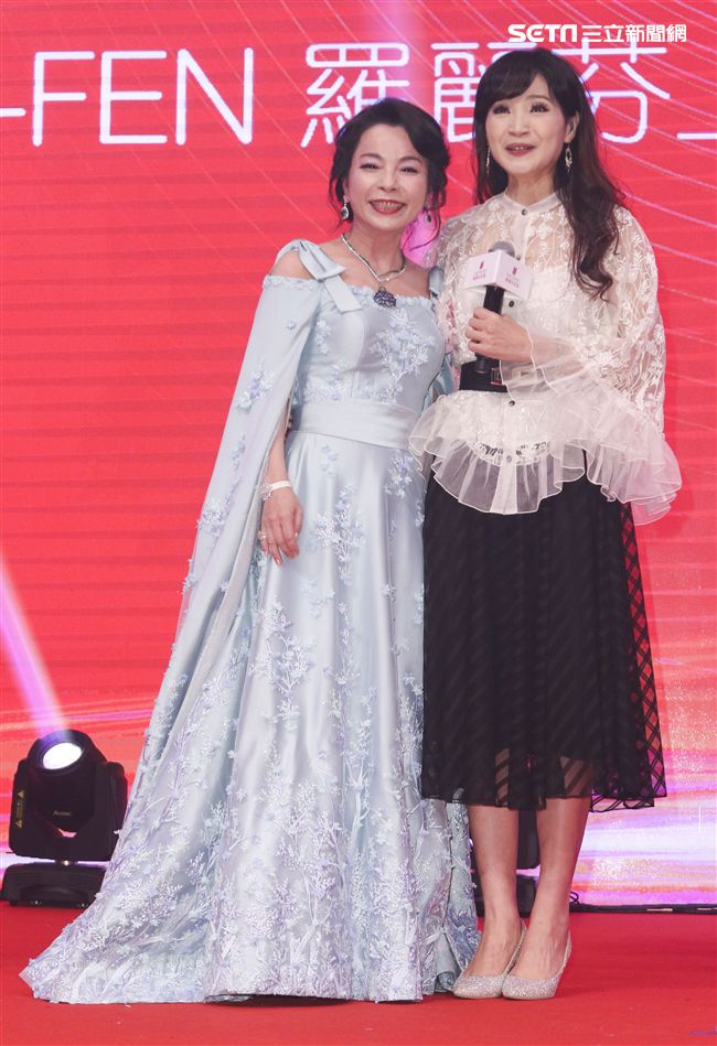 「羅麗芬控股」上市紀念慶典董事長羅麗芬及表演藝人方季惟。（記者林士傑/攝影）