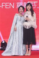 「羅麗芬控股」上市紀念慶典董事長羅麗芬及表演藝人方季惟。（記者林士傑/攝影）