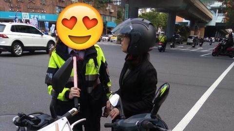 一早遇車禍⋯他抬頭驚見超正女警爽翻
