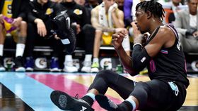 ▲熱火理查森（Josh Richardson）向觀眾席丟鞋挨罰。（圖／翻攝推特）