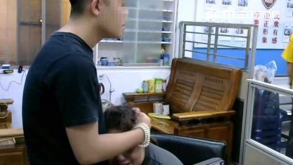 母販毒通緝遭逮　乖兒赴警局相擁痛哭