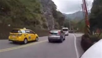 小黃清境逆向超車　網譏「死命必達」
