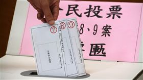 全國性公投　分3票匭投票107年苗栗縣地方公職人員選舉首次合併全國性公民投票辦理，苗栗縣選舉委員會12日說明選務事項，每一投開票所設置3個公投投票匭，須依案別編號投入所述票匭。中央社記者管瑞平攝　107年11月12日