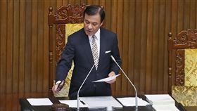 未達4萬職缺禁薪資面議　違者最高可罰30萬立法院院會9日三讀修正通過就業服務法部分條文，明定經常性薪資未達新台幣4萬元的職缺，雇主應公開揭示或告知求職者薪資範圍，違者最高罰30萬元。立法院長蘇嘉全（圖）敲槌通過修正條文。中央社記者裴禛攝　107年11月9日