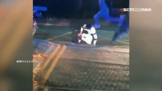 英女警遭飛踢　險遭路過公車輾頭