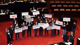 立法院院會  藍委呼口號抗議立法院長蘇嘉全（後左3）16日在立法院會處理議案表決時，國民黨立委在場中持看板抗議，不滿執政黨對普悠瑪列車事件沒有後續處理。中央社記者施宗暉攝  107年11月16日