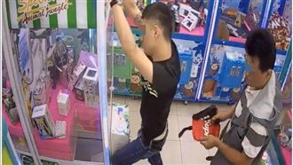 娃娃機夾不到商品　男惱羞竟開槍洩憤