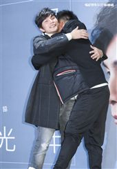 孫協志「守候，一光年」新專輯發布與量能翼星執行長彭康育。（記者林士傑/攝影）