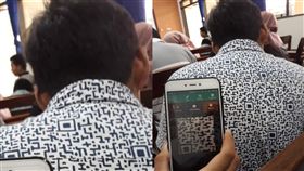 他把QR CODE穿在身上。（圖／翻攝自爆廢公社臉書）
來源 新媒體