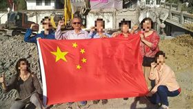 魏明仁回共產廟舉五星旗／翻攝自魏明仁臉書