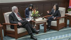 總統蔡英文20日接見美國智庫「戰略暨國際研究中心」（CSIS）訪問團。（圖／總統府提供）