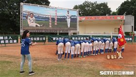 師母謝榮瑤帶領小朋友向徐生明敬禮。（圖／記者王怡翔攝影）