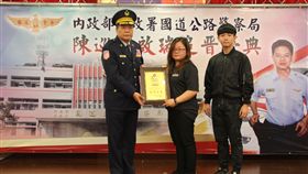 國道警執法因公殉職，陳啟瑞追晉巡官職並頒贈褒揚狀。（圖／警方提供）
