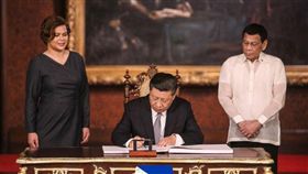 習近平與杜特蒂在菲律賓總統府馬拉坎南宮見證了29項合作文件的簽署（圖／翻攝推特）