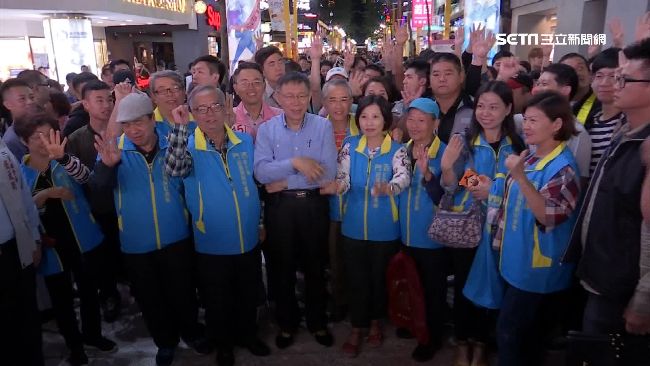 柯掃街高人氣　拍照人潮綿延100米