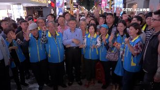 柯掃街高人氣　拍照人潮綿延100米