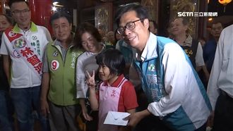 陳其邁鳳山拜票　小邁粉貼心送加油信