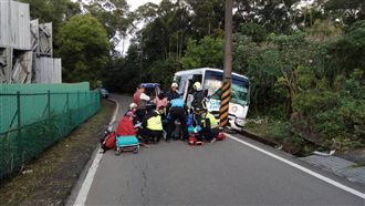 快訊／淡水公車自撞電桿　6人傷送醫