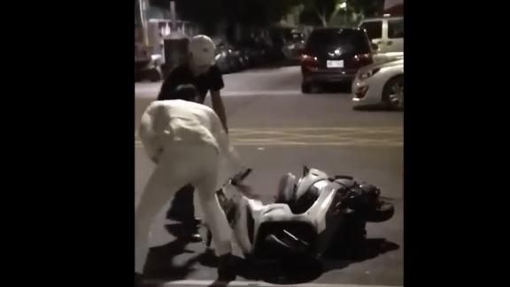 2屁孩狂砸摩托車　被狂酸根本是弱雞