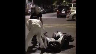 2屁孩狂砸摩托車　被狂酸根本是弱雞