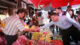 柯文哲北投掃街（圖／競選辦公室提供）