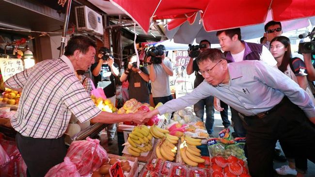 掃街再遇抗議敬老金　柯P：堅持理想