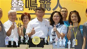 柯文哲體驗活字版印刷台北市長柯文哲（右2）23日在華山1914文化創意產業園區出席「台北勞工技藝博覽會」，與勞動局長賴香伶（右）體驗活字版印刷。中央社記者鄭傑文攝　107年6月23日