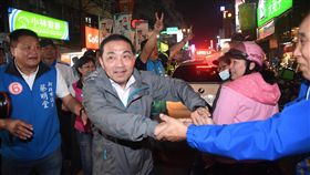 衝刺選情　侯友宜三重步行掃街拜票選戰進入倒數關鍵時期，國民黨新北市長候選人侯友宜（前左2）20日晚間前進三重區步行掃街拜票，緊緊握住每一雙手。中央社記者孫仲達攝　107年11月20日