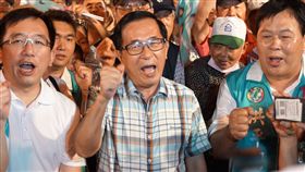 陳水扁出席平反扁案晚會（1）「阿扁總統受政治迫害10週年音樂晚會」11日晚間在高雄三鳳宮登場，前總統陳水扁（前中）出席與會，和現場民眾一同合唱高歌。前左為陳水扁的兒子陳致中。中央社記者程啟峰高雄攝　107年11月11日