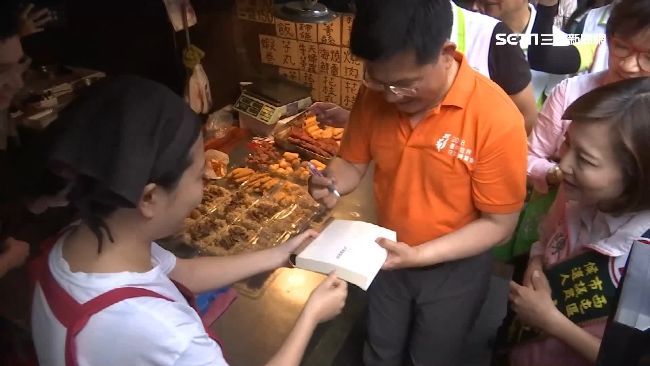 直搗對手大本營！林佳龍水湳市場掃街