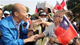 支持者爭相與韓國瑜握手國民黨高雄市長候選人韓國瑜（前左）21日在高雄市前鎮區、小港區進行車隊掃街拜票，不少支持者聚集在車隊終點的勞工育樂中心後門，爭相與韓國瑜握手。中央社記者吳翊寧高雄攝　107年11月21日
