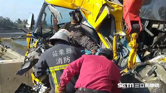 聯結車追撞壓毀掃街車　1人受困受傷