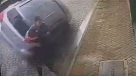 驚悚！天外飛來一車　男英勇護女友躲死劫(圖/YouTube)