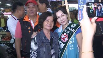 陳其邁夜晚車隊掃街　妻清晨市場拜票