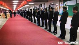 竹聯幫龍堂邱姓成員先率小弟騙出仇家凌虐囚禁，再騷擾仇家親友住處，警方循線通知邱男等人到案，訊後依強盜、妨害自由等罪送辦（翻攝畫面）