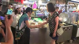 馬不停蹄拜票！陳其邁妻吳虹幫夫掃街