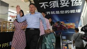 柯文哲光華商場拜票（1）尋求連任的台北市長柯文哲（前右）21日下午前往光華數位新天地拜票，爭取選民支持，呼籲大家踴躍投票。中央社記者謝佳璋攝　107年11月21日