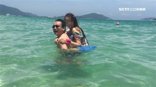 議員考察帶小三？水中「騎馬」照曝光
