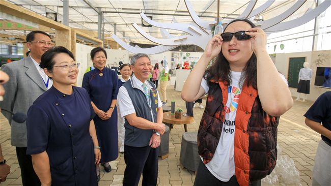 政委唐鳳逛花博　讚面面俱到、有巧思