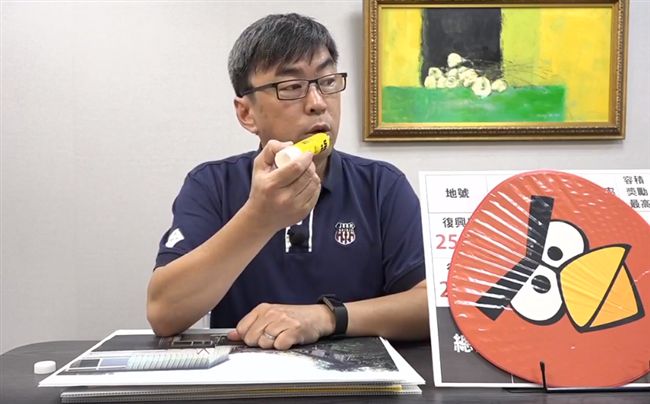 韓用「護唇膏」嘴黏　段宜康揭真相